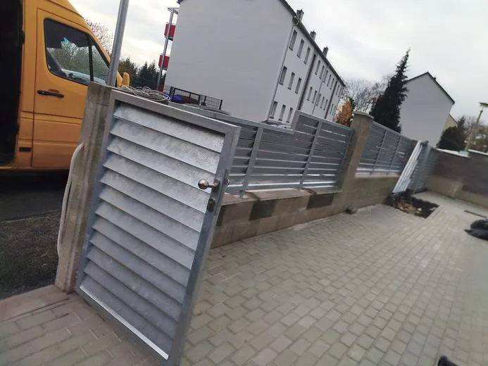 Kovové oplocení s vjezdovou bránou