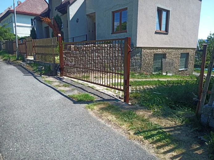Posuvná brána u rodinného domu