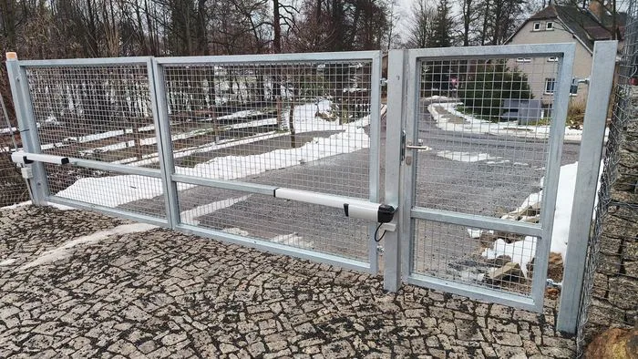 Hotová realizace brány, vrat a oplocení