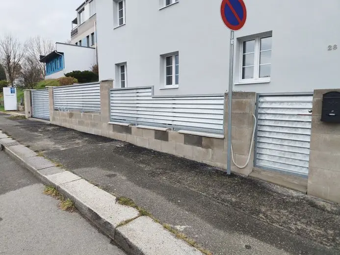 Vjezdová brána připravená pro pohon