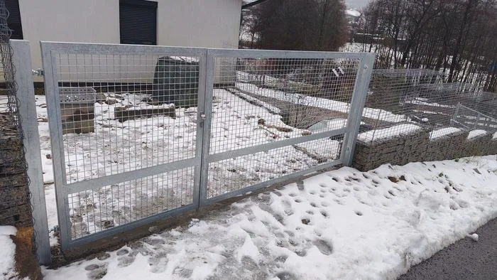 Vrata a brána v tmavé povrchové úpravě